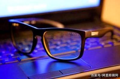 防藍光眼鏡是否真有效？科學(xué)挑選數(shù)碼眼鏡的實用指南